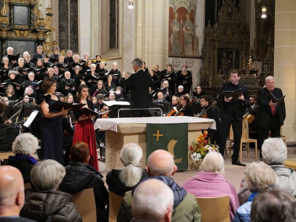 Jubilate Amen. Fulminante Sakralmusik in St. Nicolai. Mit Pia Buchert, Carolin Franke, Simon Jass und Thomas Wittig (von links) sowie der Kantorei St.Nicolai, der Singgemeinschaft St. Marien und der Nordwestdeutschen Philharmonie unter Leitung von Kantor Volker Jänig. - © Thomas Krügler