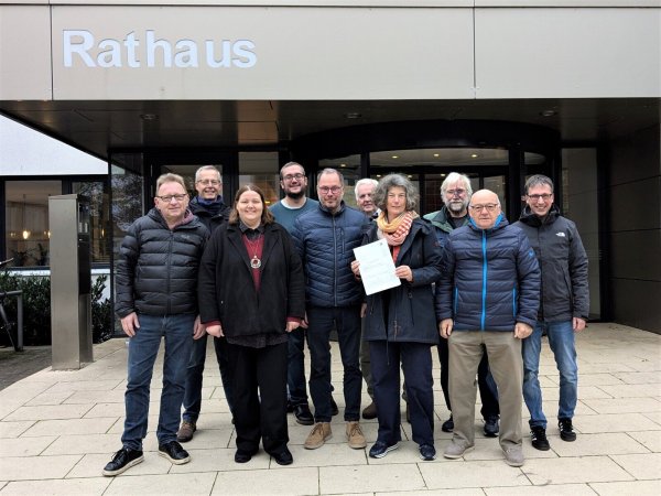 Über die Förderung freuen sich Friedrich Wehmeier (von links), Axel Meckelmann, Christiane Frevert, Nils Schotte, Dirk Puchert-Blöbaum (Leiter Bauamt), Hermann Graf von der Schulenburg, Susanne Knipping (mit dem Förderbescheid), Jürgen Hachmeister, Klaus Fiedler und Bürgermeister Martin Hoffmann. - © Gemeinde Leopoldshöhe