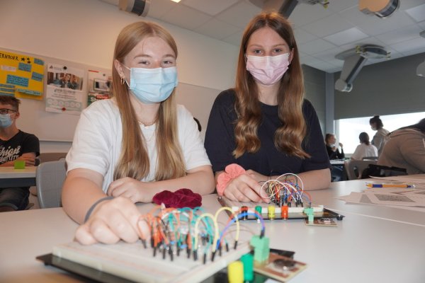 Daria (links) und Juliane (beide 15) bauen die Grundschaltung eines LED-Würfels zusammen.  - © Michaela Weiße