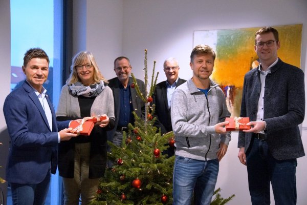 Andreas Epp, Maria Kiehl-Hamann, Klaus Landrock, Dirk Pahmeier, Thomas Assmann und Bürgermeister Matthias Kalkreuter (von links) bei der Spendenübergabe. - © Stadt Lage