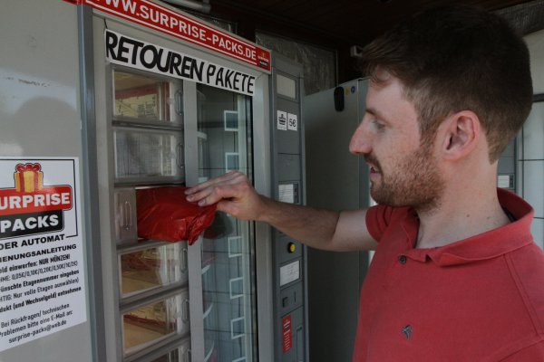 Philipp Maubach an seinem Automaten in Istrup - © Martin Hostert