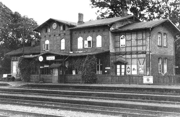 Das Schiederaner Bahnhofsgebäude in den 1950er Jahren. Seit seiner Indienststellung 1872 hatte sich bis dahin nur wenig verändert. - © Sammlung Konrad Soppa