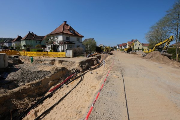 Die Großbaustelle an der Heidenoldendorfer Straße wird noch bis zum Sommer nächsten Jahres andauern. Derzeit laufen die letzten Arbeiten an den Versorgungsleitungen. Anschließend müssen der Anliegerverkehr sowie die Radwege neu definiert werden. Foto: Sven Koch - © sven koch