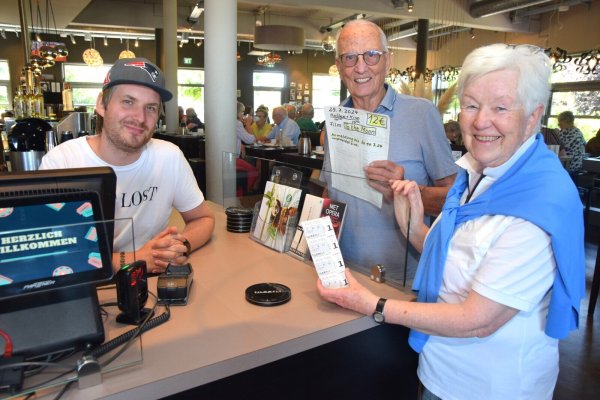 Ulrike und Lothar Jaehn, die „Kaffee und Kino“ organisieren, rechnen an der Kinokasse mit Betriebsleiter Mathias Pabst (l.) ab und nehmen die Karten für die Teilnehmenden entgegen. Foto: Karin Prignitz - © Karin Prignitz