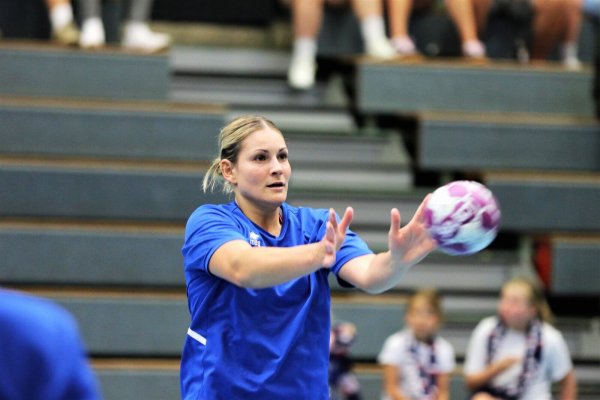 Wird vorerst nicht zum Ball greifen können: Blombergs Rückraumspielerin Lisa Frey. - © Oliver König