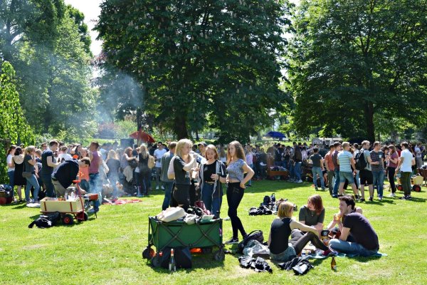 2017 durfte im Abteigarten noch gefeiert werden - inzwischen sperrt die Stadt den Park hinter der Alten Abtei zum "Vatertag" ab. - © Archivfoto: Tanja Watermann