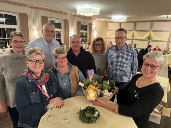Die "Quizzlies" um Alexandra Drüke, Monika Schelp, Andreas Drüke, Ricarda Schelp, Andreas König, Heike Holste sowie Rainer Holste (von links) erhalten für den Sieg beim Kneipen-Quiz von Gastwirtin Wilma Thorenmeier (rechts) einen bunten Präsentkorb. - © Sandra Castrup
