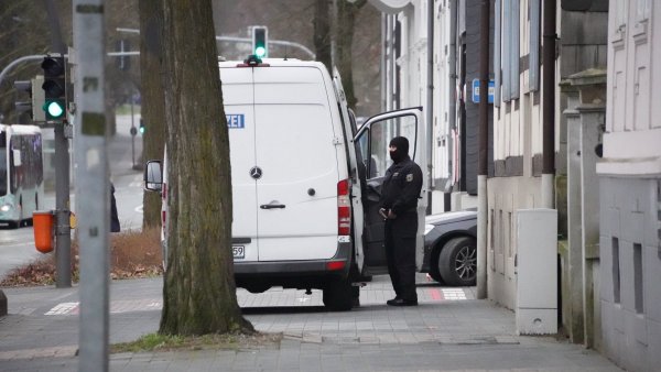 Schwer bewaffnet und vermummt ist die Bundespolizei an der Hornschen Straße im Einsatz. - © Freitag TV