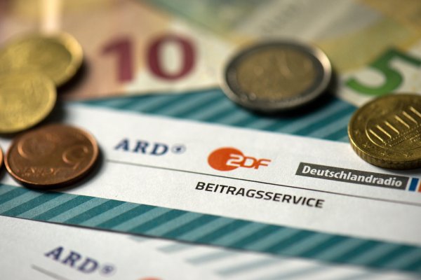 Die Höhe des Rundfunkbeitrags ist ein ewiger Zankapfel. - © Arno Burgi / dpa