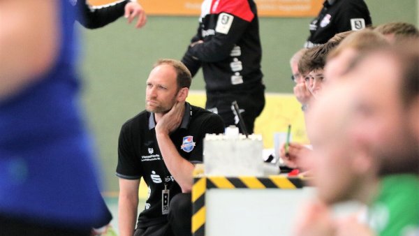 Matthias Struck (vorne) ist nur noch für drei Spiele Trainer des Drittligisten Team HandbALL. - © Oliver König