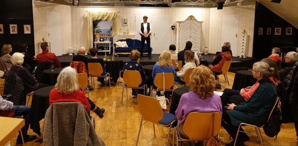 Märchen auf der Bühne der "Gelben Schule": hier Martin Brune, der sich die "Salzprinzessin" ausgesucht hatte. - © Axel Bürger