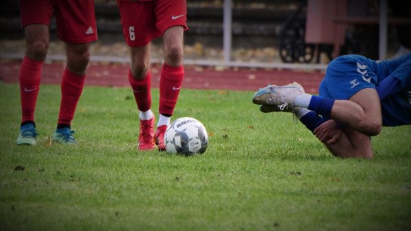 In den unteren Fußball-Ligen geht es bisweilen rustikal zur Sache. - © LZ-Symbolfoto