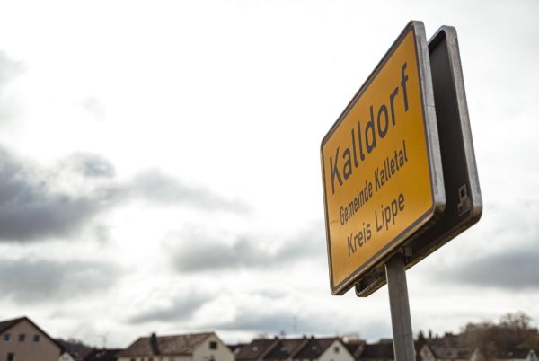 Der Himmel verdunkelt sich über Kalldorf - © Freitag Mediengruppe