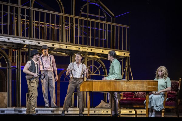 Eine gelungene Premiere mit (von links) Adrian Thomser, Cedric Niebrügge, Emanuel Weber, Paul Enev, Ewa Noack. - © Landestheater Detmold/Jochen Quast