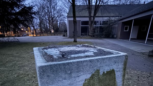Der Sockel ist leer: Eigentlich stand hier auf dem Friedhof Harsewinkel eine große Bronzefigur. Die wurde allerdings im Februar gestohlen. - © Gabriele Grund