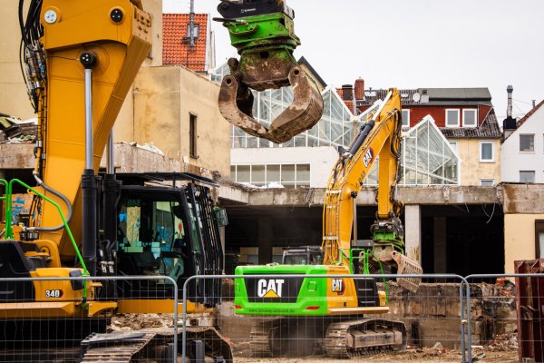Auf dem Areal des Hornschen Tores rollen seit Donnerstag die Bagger. Die Abrissarbeiten haben an der Nordostseite des Gebäudekomplexes begonnen. - © Raphael Bartling