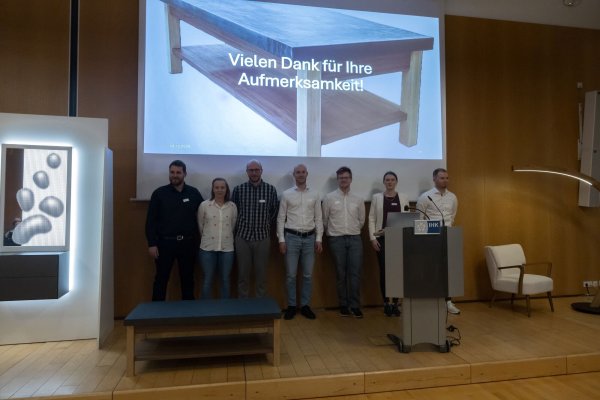 Die traditionelle Holzausstellung 2024 ist eröffnet. Drei Gruppen der Fachschule für Holztechnik präsentierten ihre Arbeiten am Eröffnungsabend. - © FFB / Johannes Fotografie