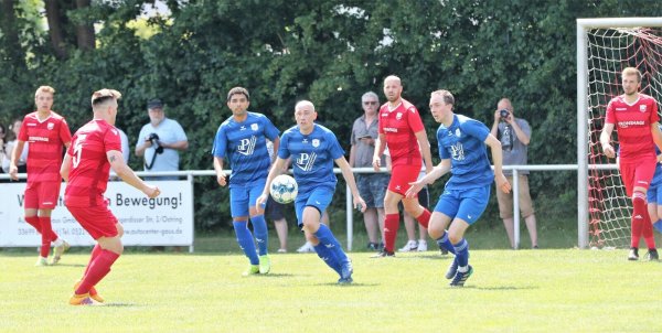 Blickpunkt Abstiegskampf der Kreisliga A Lemgo: Während der TuS Bexterhagen (rotes Trikots) den Klassenerhalt schaffte, tritt der TuS Brake (blaue Trikots) den Gang in die B-Liga an. - © Oliver König