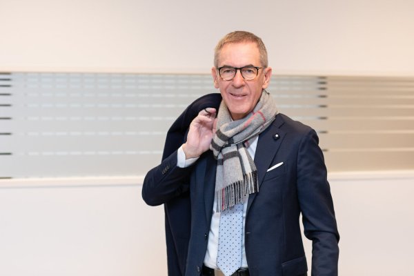 Das war’s: Günter Vogt, Stellvertretender Vorsitzender der Verbundvolksbank OWL, nimmt morgen zum letzten Mal seinen Mantel von der Garderobe in seinem Büro. - © Alex Waltke