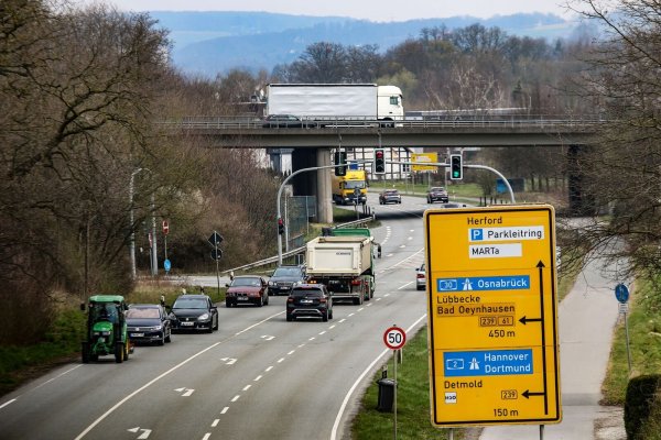 Die Auf- und Abfahrtsarme zur B239 von der Bielefelder Straße in Herford werden ab dem 31. März saniert. Wegen der Bauarbeiten wird die wichtige Verkehrsachse für die Zeit zur Einbahnstraße. - © Daniel Salmon