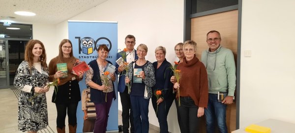 Hatten zur Vorstellung von Liebligsbüchern eingeladen: Büchereileiterin Eva-Maria Allert, Fabienne Biermann, Margarete Wißmann, Michael Biermann, Elisabeth Knut, Kathrin Rosenke, Michaela Jahnke-Witter (hinten), Roswitha Heinz und Klaus Landrock (von links). - © Madeleine Biermann