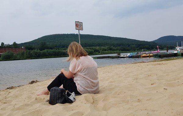 Auch wenn der Sand einen Strand simuliert, dürfen die Gäste den Schieder-See nicht als Badegewässer benutzen. So bleibt höchstens mal eine Erfrischung mit den Füßen. - © Marianne Schwarzer