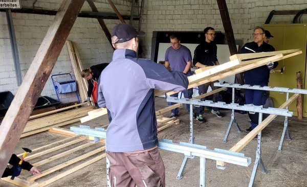 Dozent Matthias Meier (rechts) hat mit den Studenten bereits über 50 Gatter gebaut. Eine zweite Gruppe stellt sie im Forst auf, um Jungpflanzen vor Wild zu schützen. - © Katrin Kantelberg