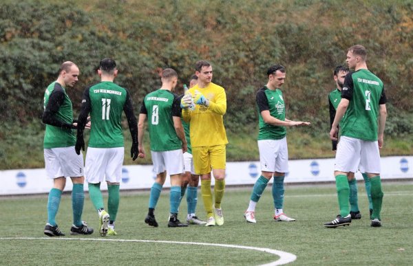 Vor dem Spiel versammeln sich die Oerlinghauser Kicker um Torwart Christopher Niehaus, um sich einzustimmen. Gut 90 Minuten später ist die Stimmung im Keller. - © Oliver König