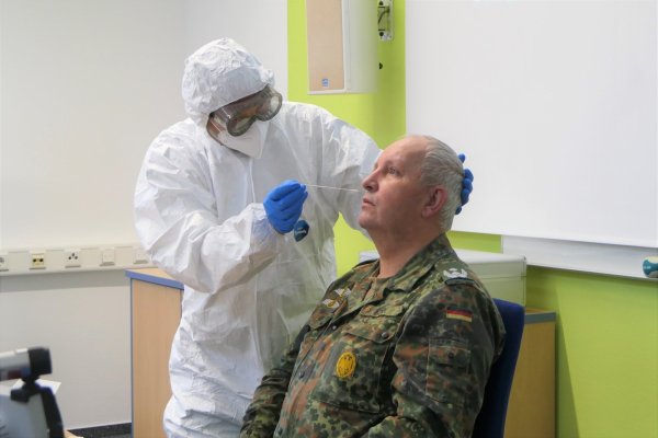 Oberstleutnant Jürgen Kühn stellt sich für einen Probetest zur Verfügung. - © Bundeswehr / Flor