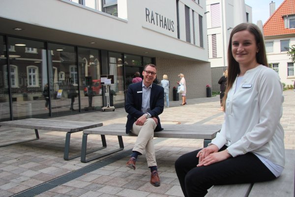 Wollen wieder mehr Präsenz in den Flüchtlingsunterkünften zeigen: Fachbereichsleiter Soziales Diemo Dölle und Amina Zahitovic vor dem Lagenser Rathaus. - © Katrin Kantelberg