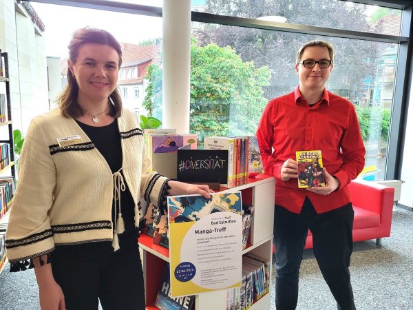 Paula Sophie Prüssner, Leiterin der Stadtbücherei, und Christoph Gronemeier, der die Leitung des Manga-Treffs übernimmt, freuen sich über das neue Angebot, das am 15. Juni zum ersten Mal stattfindet. - © Freya Köhring