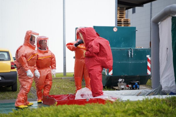 Zu einem Chemieunfall ist die Detmolder Feuerwehr am Montagmorgen ausgerückt. - © Freitag-TV