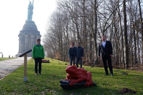 Naturpark-Geschäftsführerin Birgit Hübner (links) und Landrat und Verbandsvorsteher des Naturparks Dr. Axel Lehmann freuen sich über die Ausstellung, die Kirsten und Raphael Strauch (Mitte) erschaffen haben. - © Lorraine Brinkmann