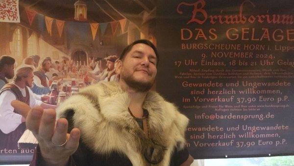 Frederik Esselmann ist Mittelalterfan. Als Zeremonienmeister wird er beim "Gelage" im Rahmen des "Brimborium"-Festes auch mit Musik unterhalten. - © Fotorechte: Frederik Esselmann