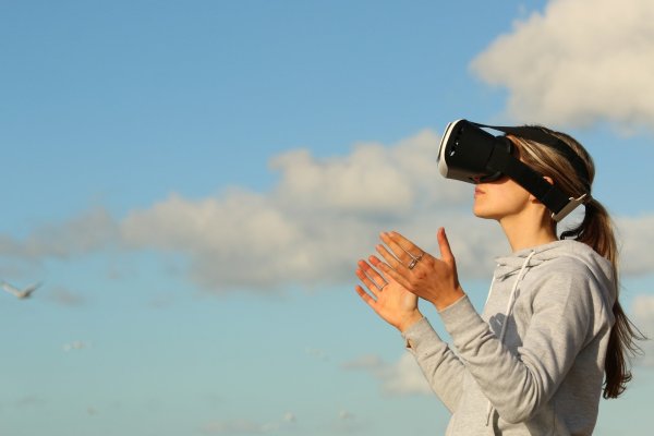 Ein Leben nach dem Tod in VR? In der Serie "Upload" können Hinterbliebene mit ihren Liebsten in Kontakt bleiben - wenn diese ihre Persönlichkeit vor dem Tod auf eine Cloud laden lassen. - © Symbolbild: Pexels/Pixabay