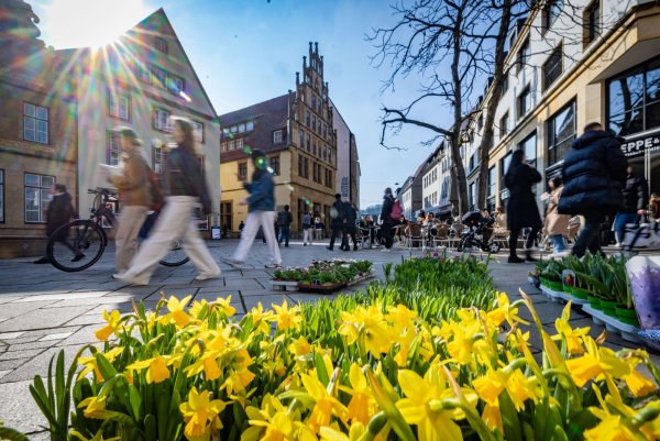 In den kommenden Tagen gibt es einen Wetterumschwung. Das lädt zum Flanieren und Eis essen am Alten Markt in Bielefeld ein. - © Sarah Jonek