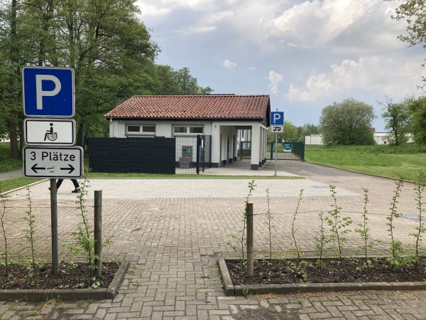 Hinter dem neuen Wohnmobilstellplatz soll auf einer großen Wiese der neue Grundschulneubau in Bad Meinberg entstehen. - © Cordula Gröne