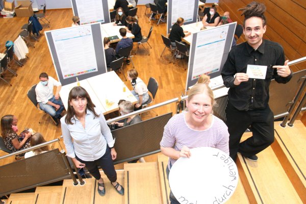 Dem Ziel „Detmold handelt“ haben sich neben vielen anderen die Projektkoordinatorin Cathrin-C. Herrmann, Anne Wieting mit einem (überdimensionierten) „Weißen Punkt“ und Lukas Arslan von „Kultur & Art“ (von links) verschrieben. Foto: Knut Dinter - © din