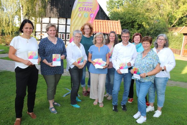 Der Vorstand des Kreislandfrauenverbands stellte das neue Jahresprogramm vor: Friederike Buschsieweke (von links), Anna-Lena Mügge, Ingrid Harke, Maren Bicker, Marlies Witte, Sabine Stock, Bürgermeister Martin Hoffmann, Dorothee Voß, Anette Stocksmeier und Heike Mügge. Am 1. Juli hat Friederike Buschsieweke ihre Tätigkeit als Geschäftsführerin des Landfrauenverbands im Kreis Lippe aufgenommen. Foto: Knut Dinter - © Knut Dinter