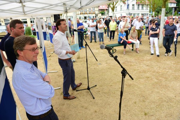 Bei der Veranstaltung sprechen (von links) Jan Lackmann, Stephan Prinz zur Lippe und Frank Hilker. - © Nicole Ellerbrake
