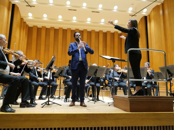 Fesselnde Interpretation im schönsten Zusammenspiel: Vitor Fernandes brilliert mit Mozarts Klarinettenkonzert zusammen mit der NWD unter Leitung von Lucie Leguay. - © Thomas Krügler