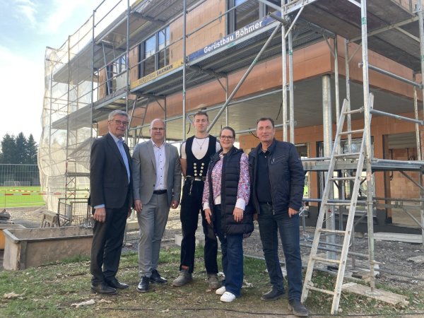 Ehrenvorsitzender Friedel Heuwinkel von den Sportfreunden Oesterholz-Kohlstädt (von links), Bürgermeister Marcus Püster, Handwerker Jona Stümmler, Architektin Claudia Günther und Michael Weber (Bauamt Schlangen) beim Richtfest für das Sportlerheim Oesterholz. - © Cordula Gröne