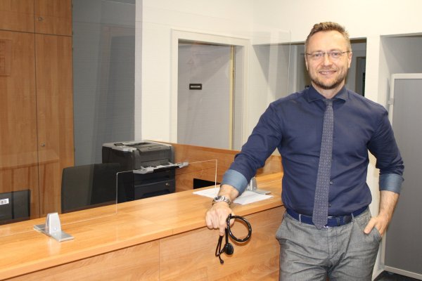 Sergei Stepanov ist das neue Gesicht unter den Kalletaler Hausärztinnen und Hausärzten. - © Lorraine Brinkmann