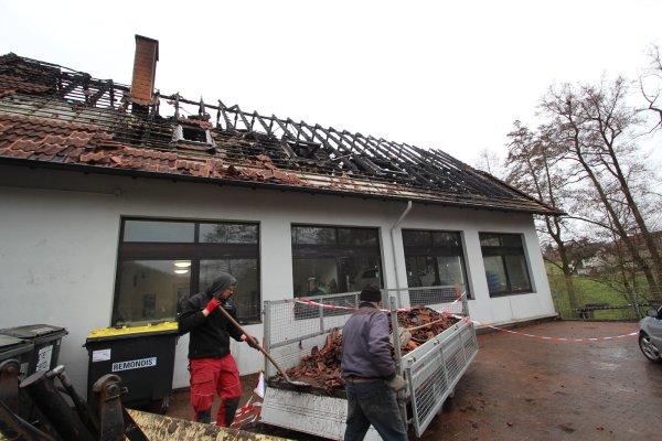 Aufräumarbeiten an ausgebrannter Wohnung in Hohenhausen. - © Jens Rademacher
