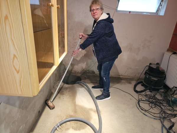 Annegret Wiese geht mehrmals am Tag in den Keller und greift zum Schrubber, damit das Wasser schneller in den Schacht läuft und nicht mehr Schäden anrichtet. Die Pumpe im Schacht schaltet sich mehrmals am Tag ein - auch nachts. - © Astrid Sewing