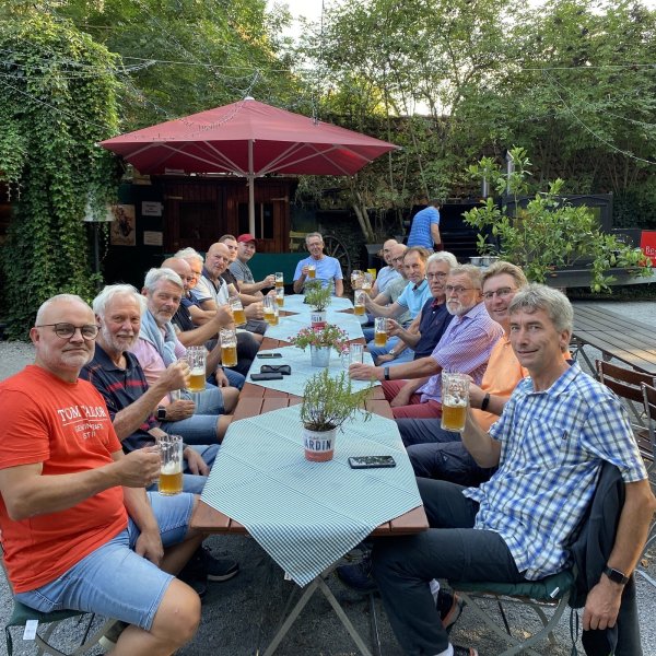 Die Gruppe mit Übungsleiter Bernhard Utke (hinten Mitte) hat ihr 35-jähriges Bestehen gefeiert. - © RSV Schwelentrup