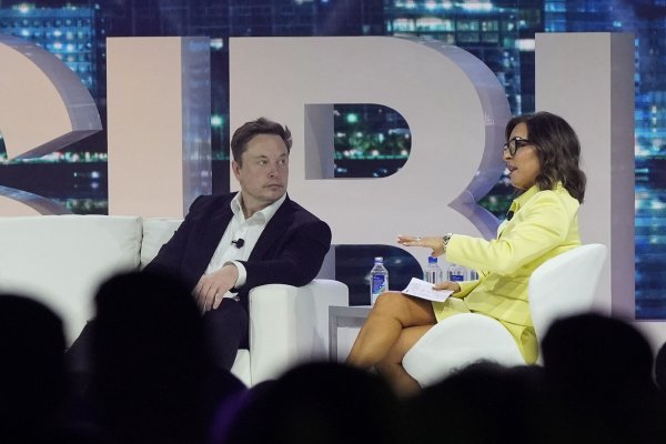 Twitter-CEO Elon Musk spricht mit Linda Yaccarino, Anzeigenchefin des Medienkonzerns NBC-Universal, auf einer Marketingkonferenz. - © dpa