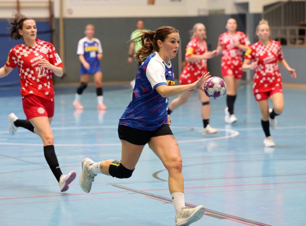Ein typisches Bild vom vergangenen Sonntag: Blombergs Lisa Rajes läuft in der 3. Liga den Mainzer Gegenspielerinnen auf und davon. - © Paul Cohen