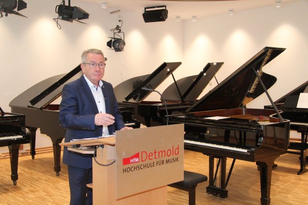 Ralf Beckmeier versteigert für die Hochschule für Musik Flügel und Klaviere. Letztere gingen nur mit viel gutem Willen weg. - © Cordula Gröne