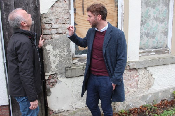 Die Stadtteilmoderatoren Thorsten Försterling (links) und Marc Wübbenhorst bei der Arbeit: Hier verschafften sich derzeit einen Überblick über den Leerstand in der Hornschen Innenstadt, um gemeinsam mit den Hauseigentümern Perspektiven für eine Nutzung zu entwickeln. - © Michaela Weiße